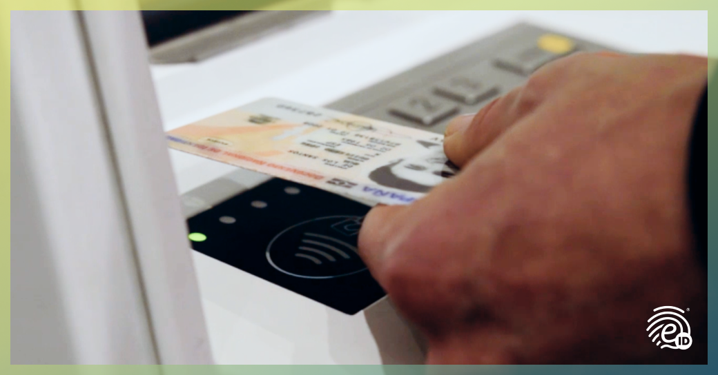 Documento de identidad con NFC para la retirada de efectivo en cajero automático